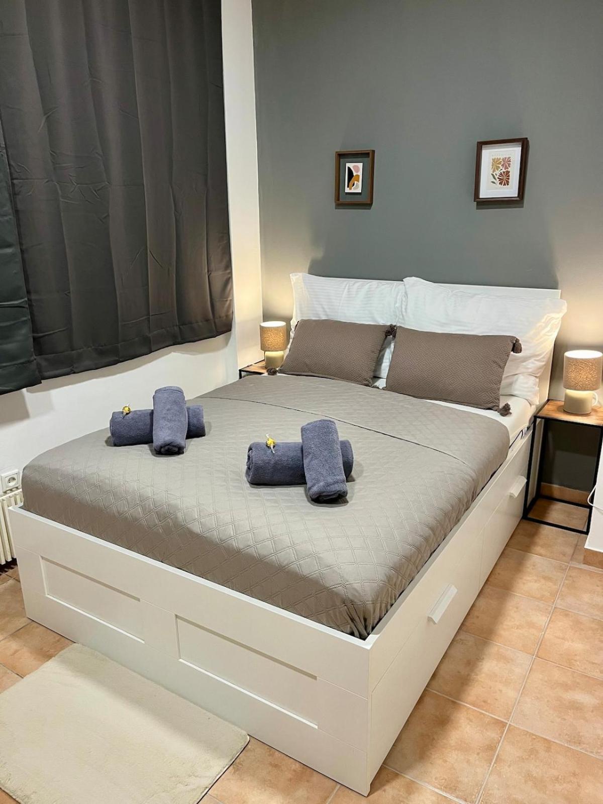 Spacious In Center Apartment *