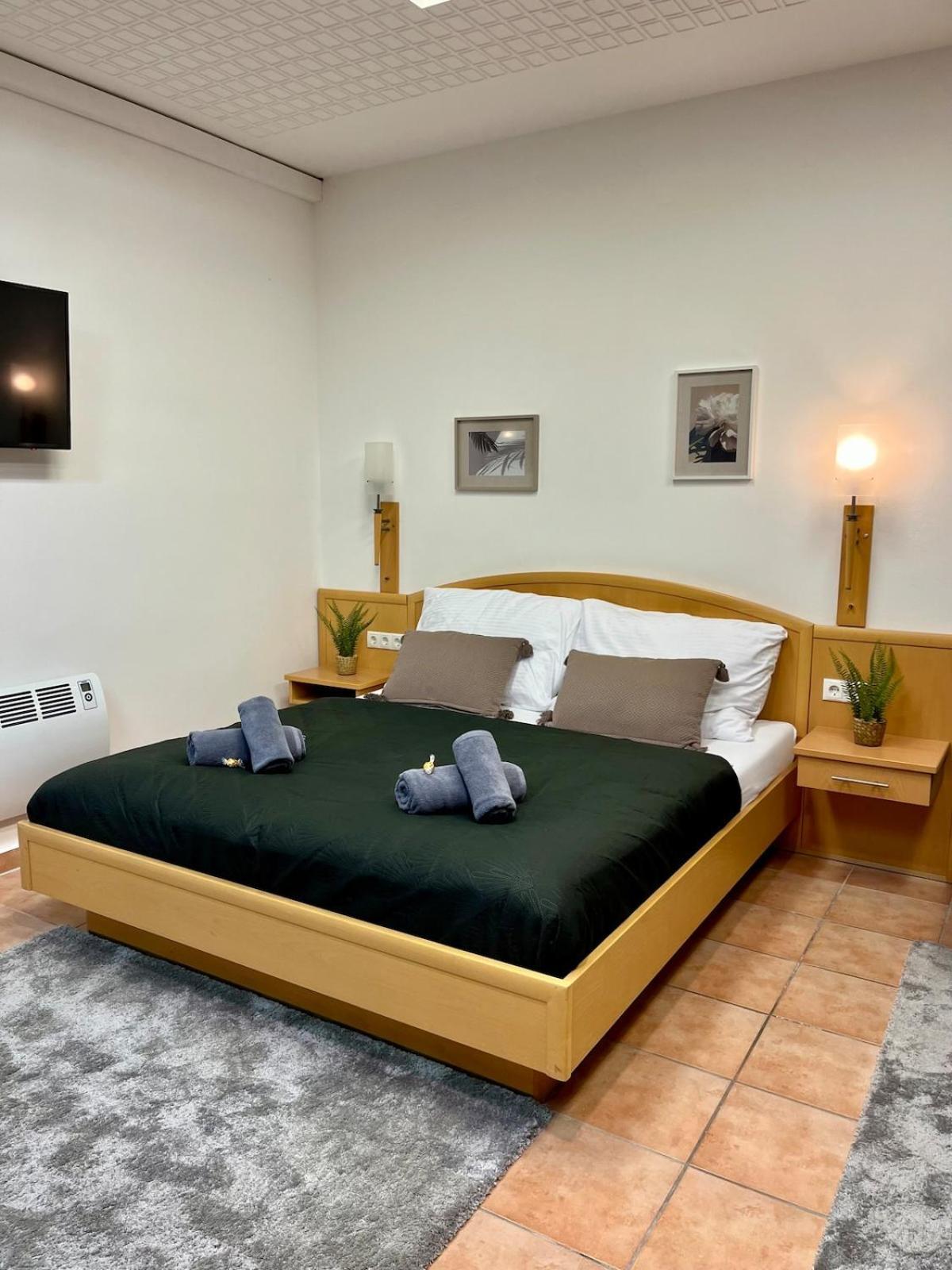 Spacious In Center Wien