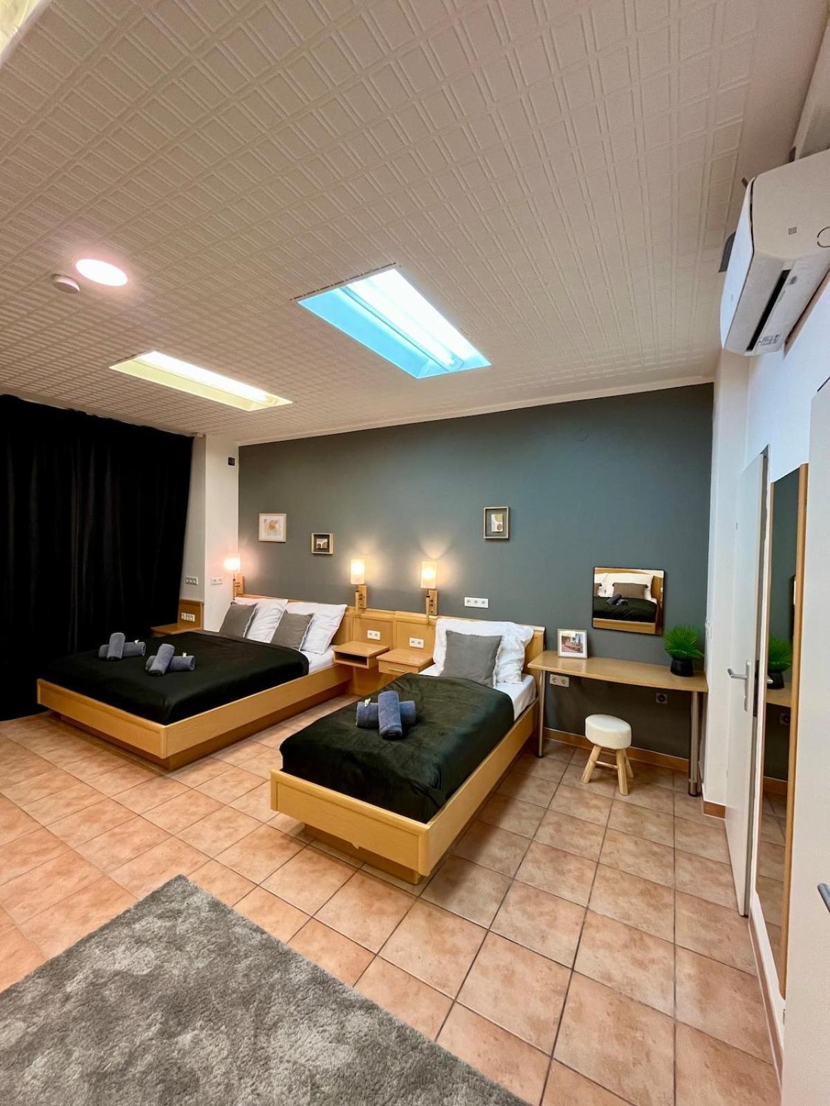 Spacious In Center Wien