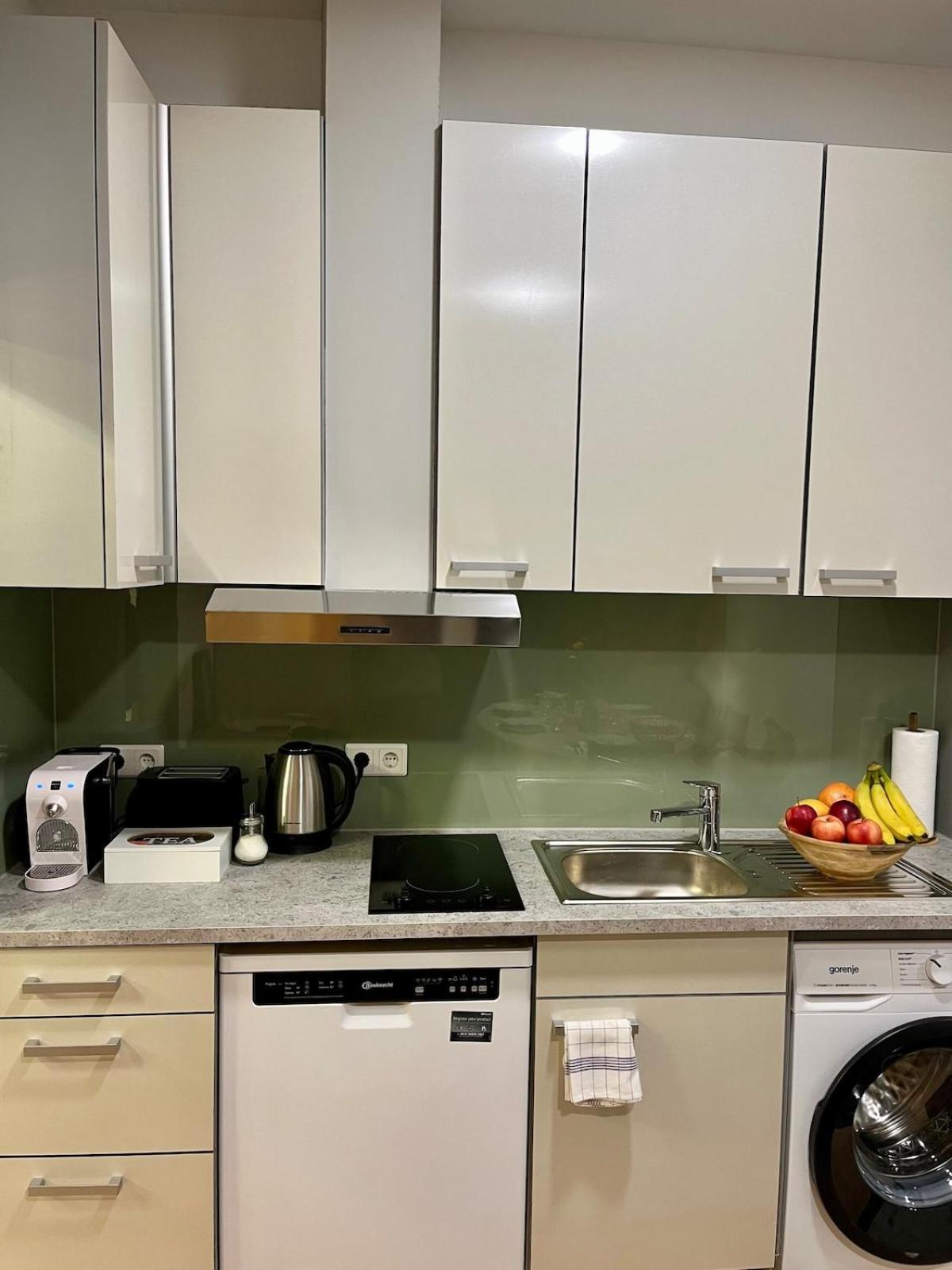 Spacious In Center Apartment *